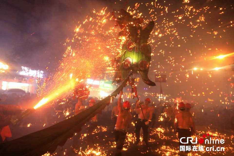 贵州台江:“舞龙嘘花”闹元宵