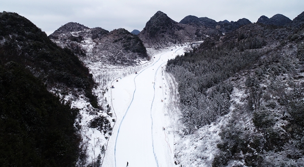 六盘水梅花山国际滑雪场中级道正式开放