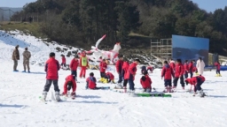 六盘水市水城区玉舍雪山滑雪场持续迎来“滑雪热”