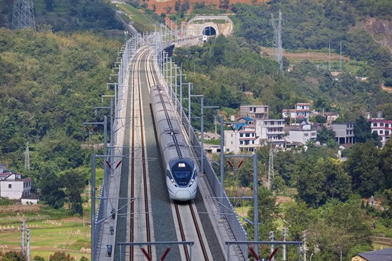 盘兴高铁:钢铁长龙穿越喀斯特奇山秀水