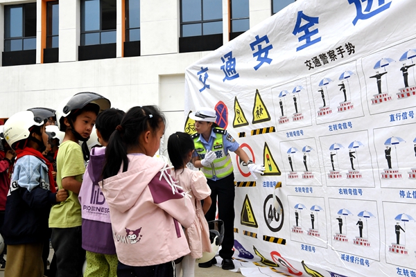 贵州黔西:2.2万顶头盔护航乡村学子上学路