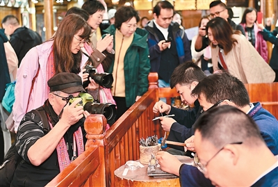 海峡两海峡两岸岸及港澳地区专家学者深入贵州多地开展文化参访 null