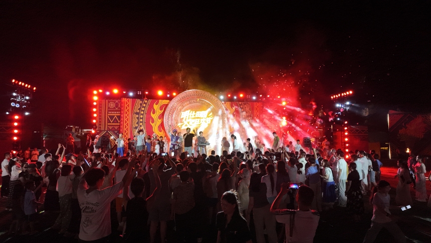 崇左明仕田园举办夜游火把节 非遗表演“点燃”夏日文旅市场