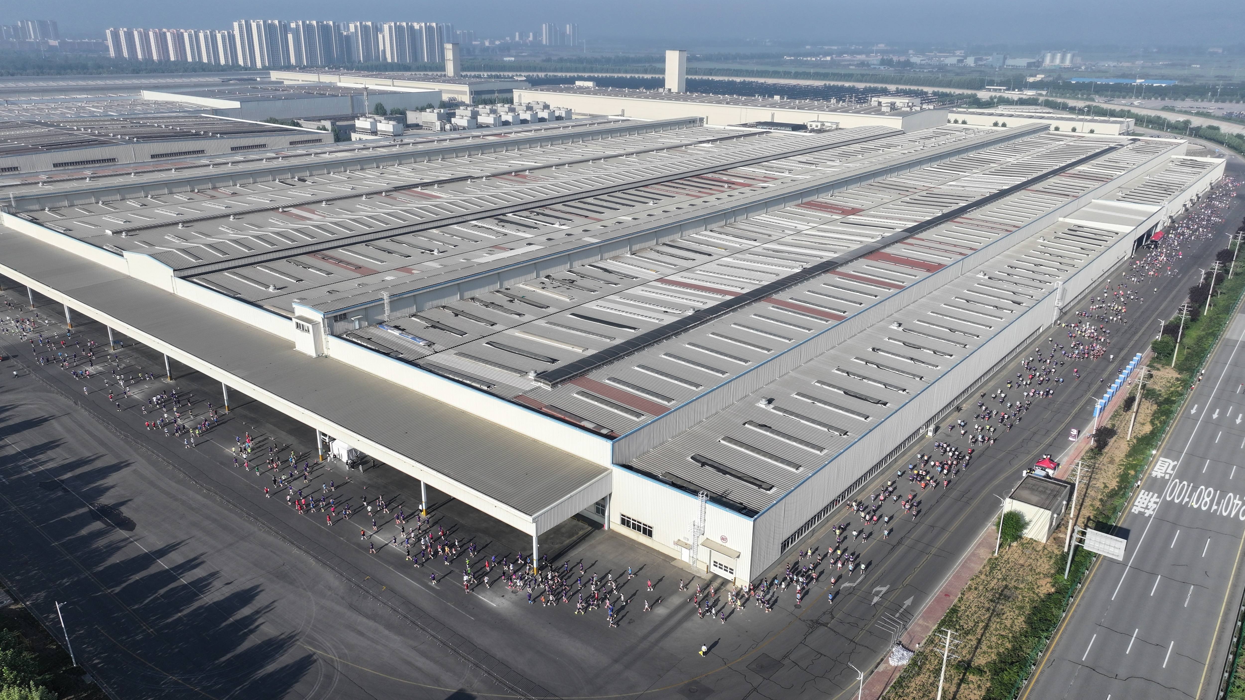 工业硬核邂逅母爱温情 2026长城汽车智慧工厂半程马拉松燃情开赛