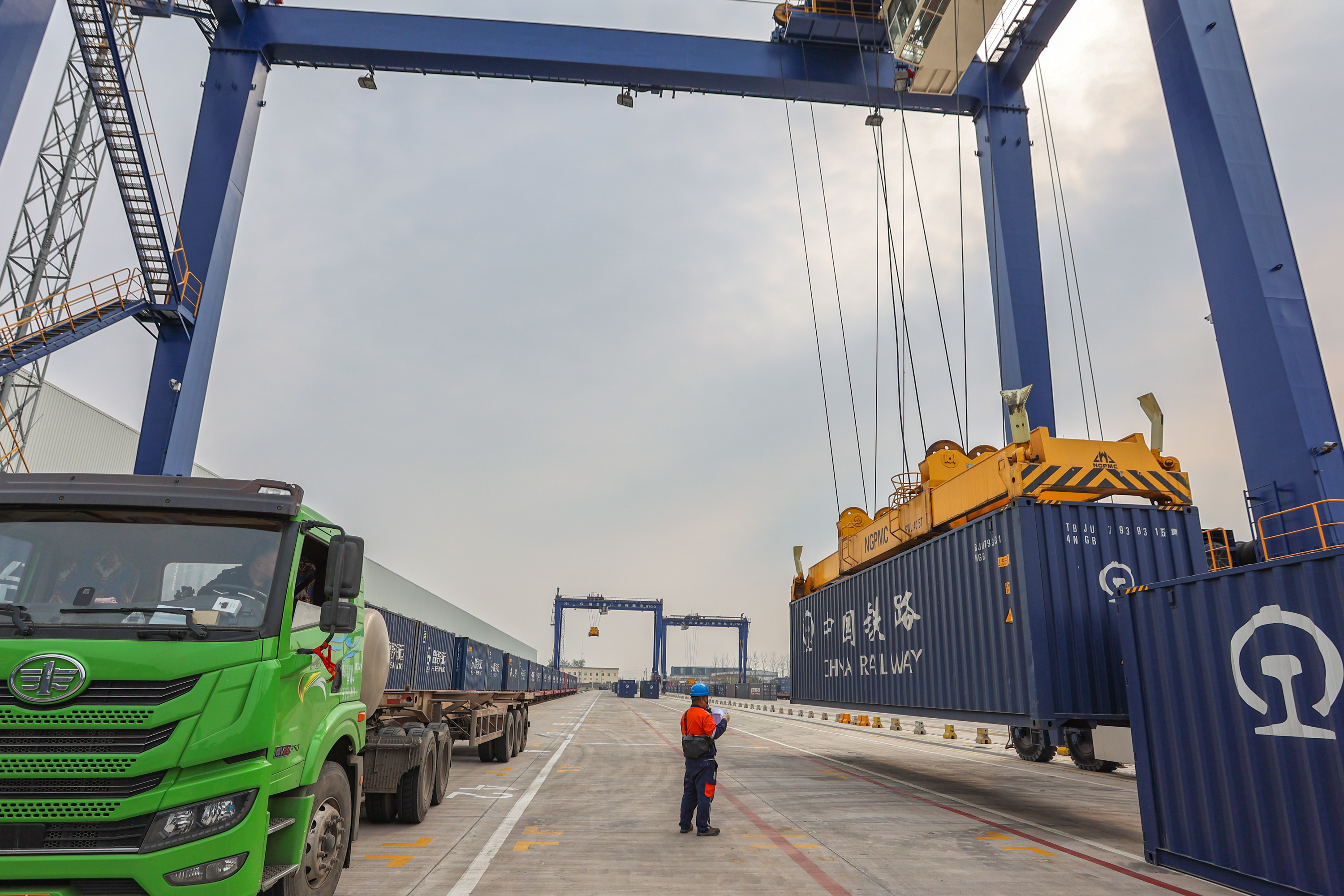 首趟“邯郸陆港—黄骅港”集装箱海铁联运班列启运