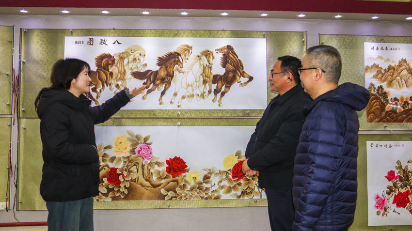 河南南阳:马元素非遗烙画热销