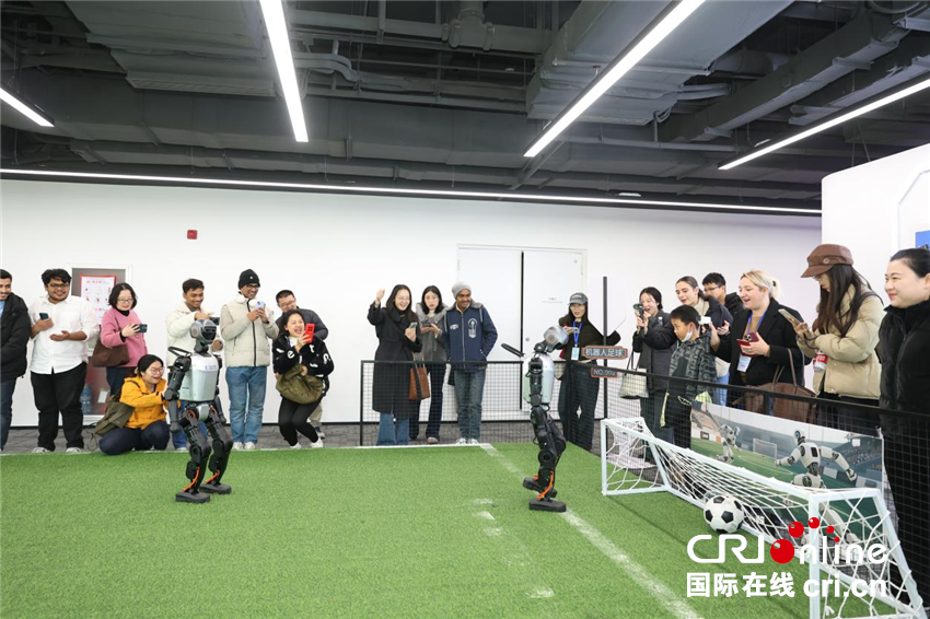 【2025打卡中國】“機器人總動員”走進現實！ 外國網紅在鄭州提前體驗“未來已來”