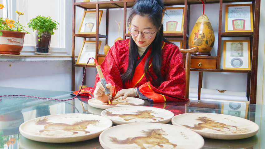 河南南阳:马元素非遗烙画热销