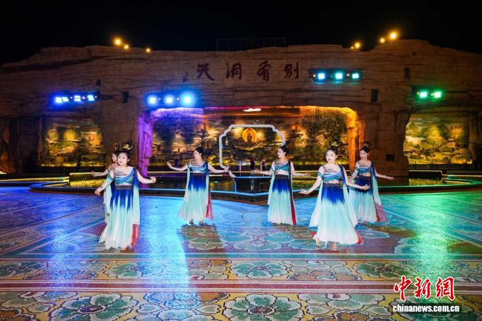 海外华文媒体走进山西繁峙憨山景区 点赞“不夜憨山”文旅新业态