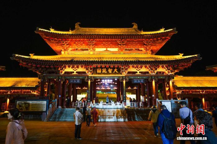 海外华文媒体走进山西繁峙憨山景区 点赞“不夜憨山”文旅新业态