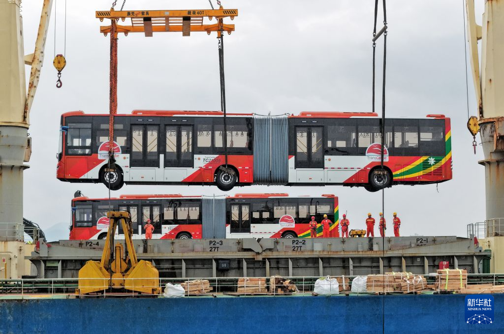 山東煙臺:鉸接式壓縮天然氣公交車出口哥倫比亞