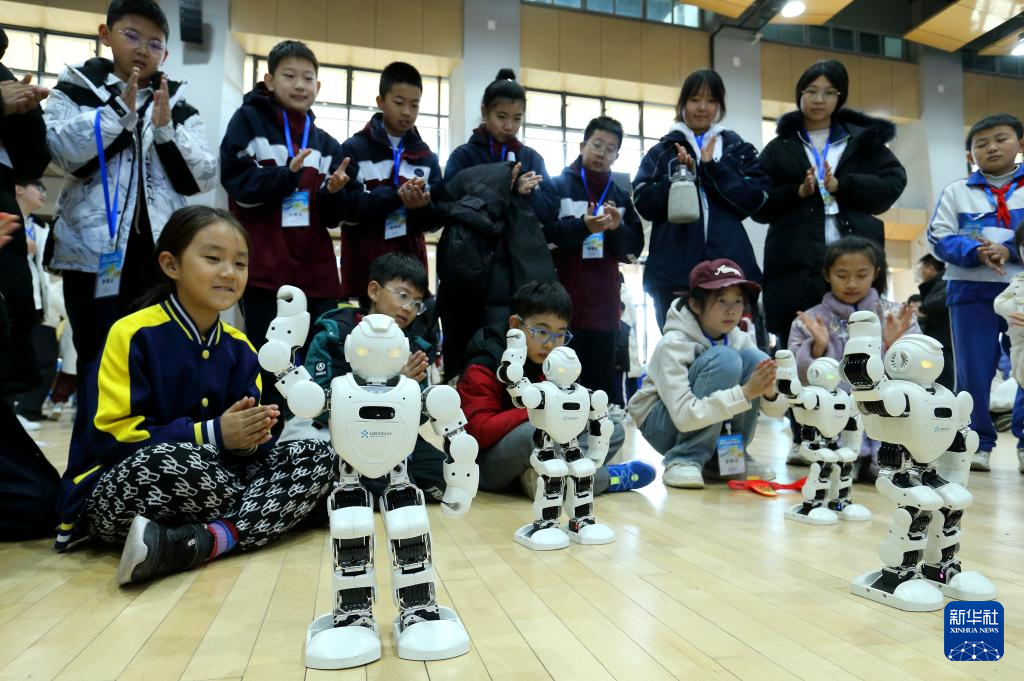 山东青岛:机器人竞赛中感受科技魅力