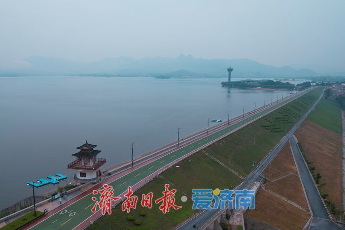 山東濟南:湖上水汽氤氳 朦朧宛如水墨畫