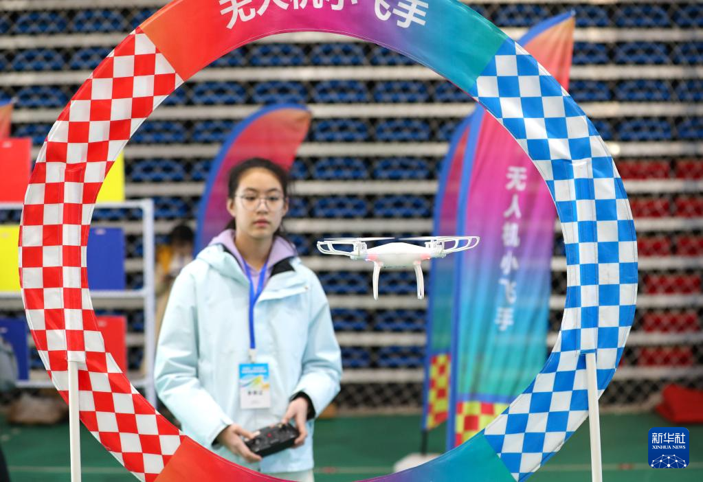 山东青岛:机器人竞赛中感受科技魅力