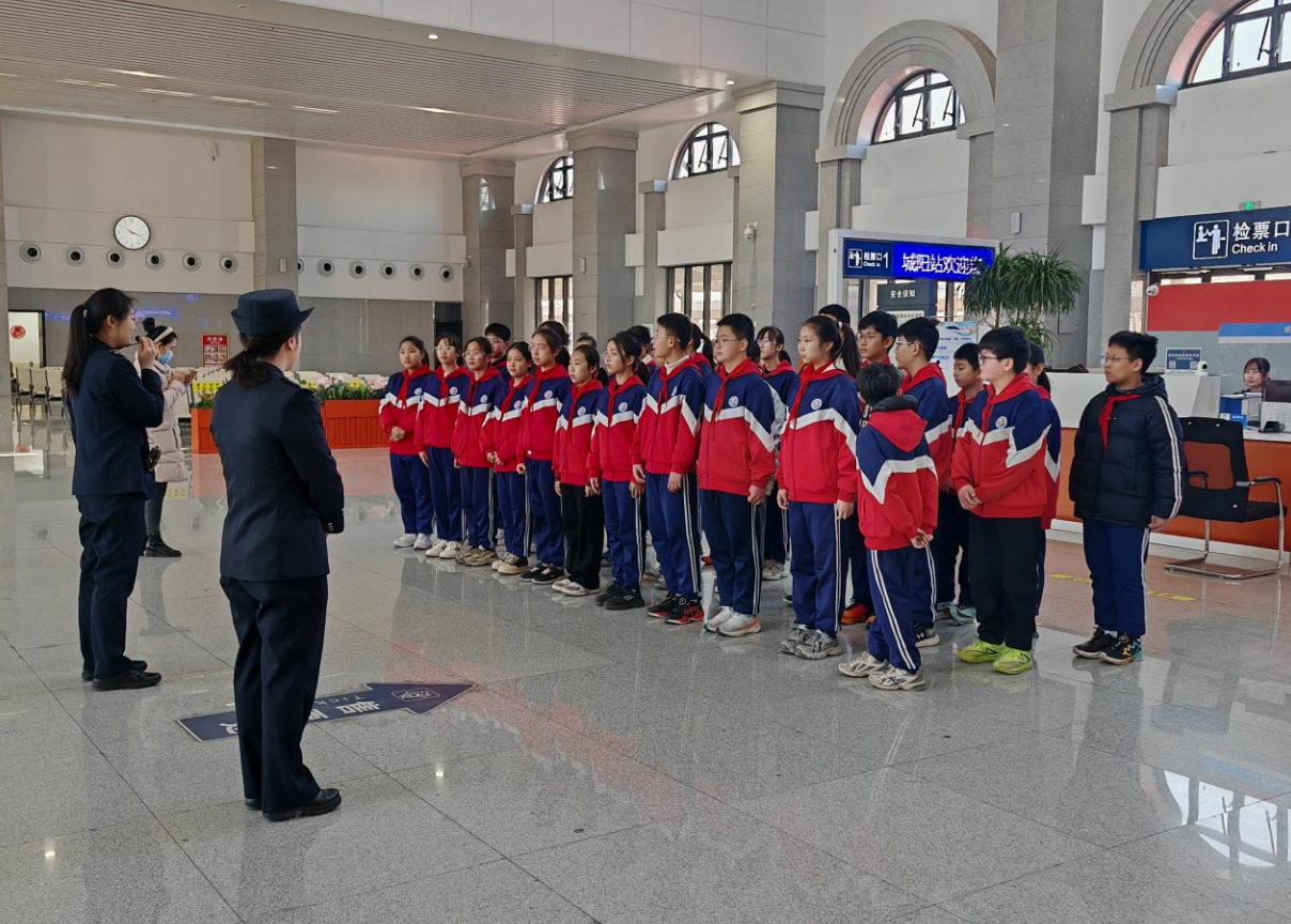 青岛小学生走进城阳站参加铁路安全教育活动