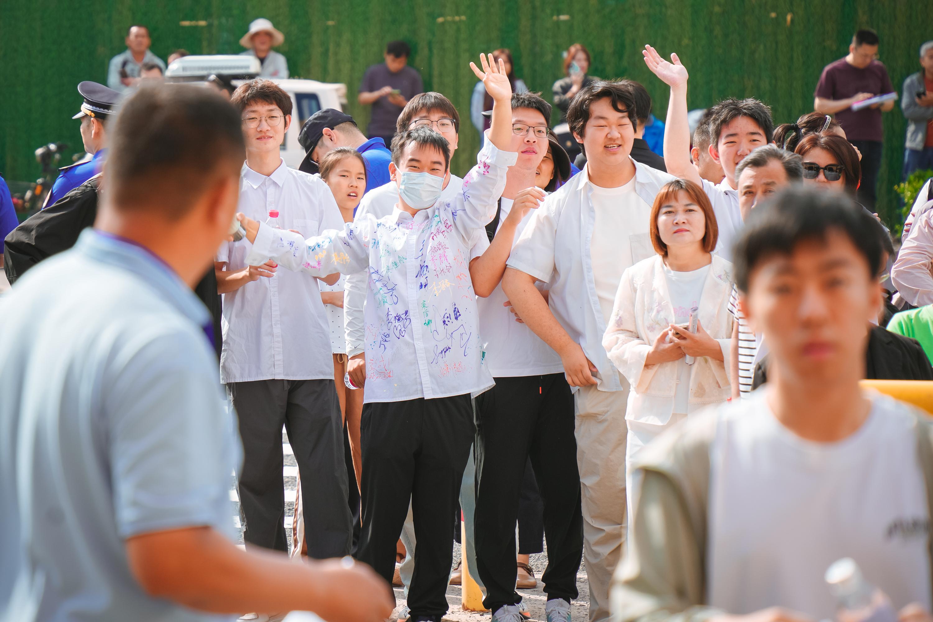 山东济南:2026年高考启幕,考点秩序井然暖意浓