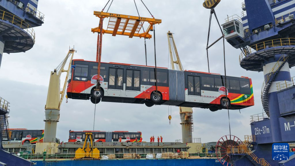山東煙臺:鉸接式壓縮天然氣公交車出口哥倫比亞