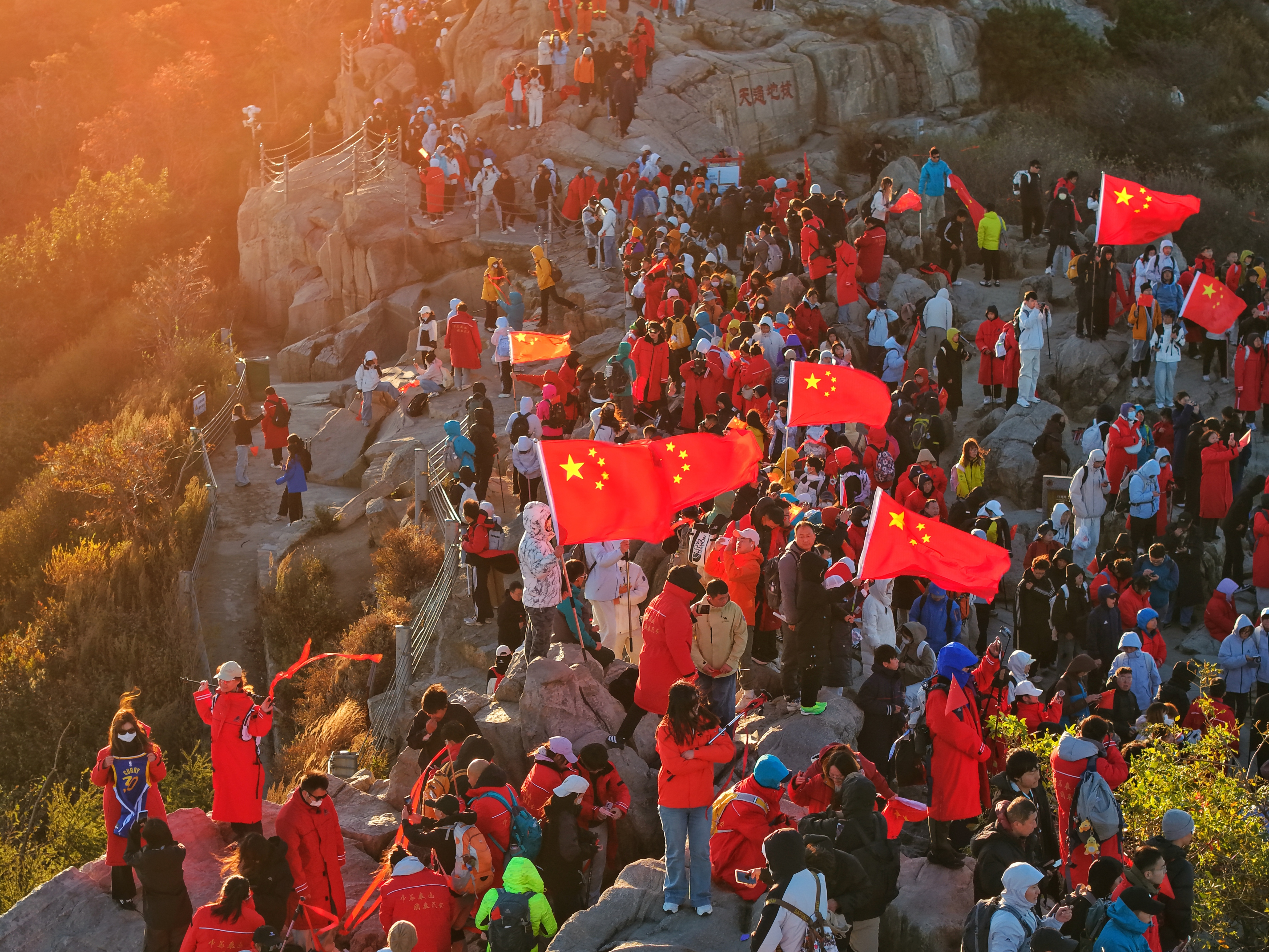 泰山之巔升國旗 萬人齊祝國泰民安