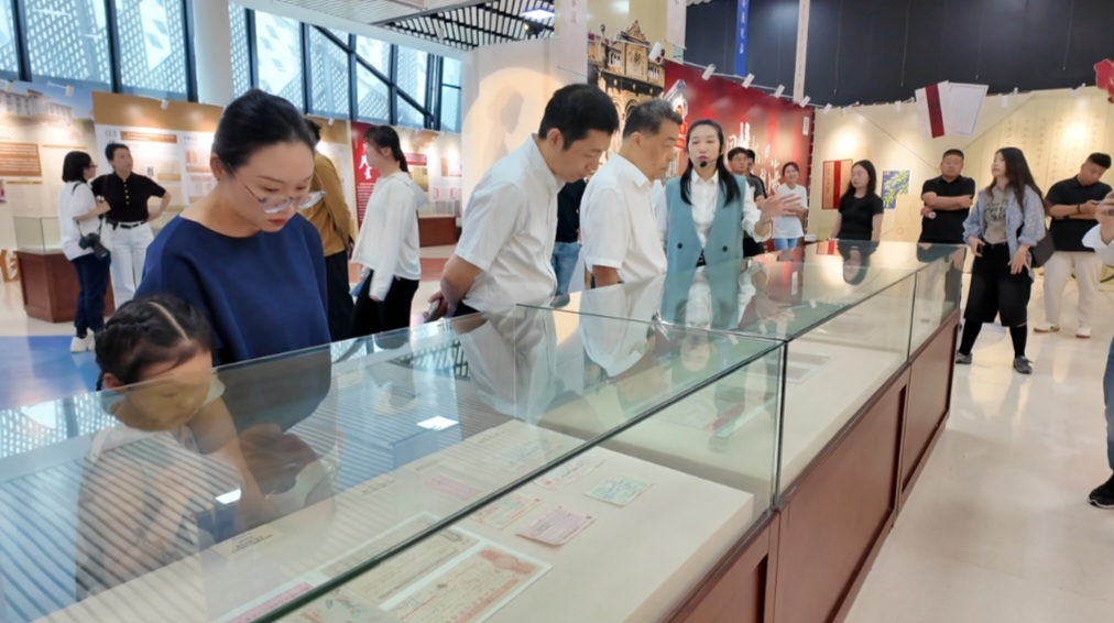 济南槐荫区侨务干部及侨界代表人士走进“家国情怀 跨山越海——侨批历史文化展”