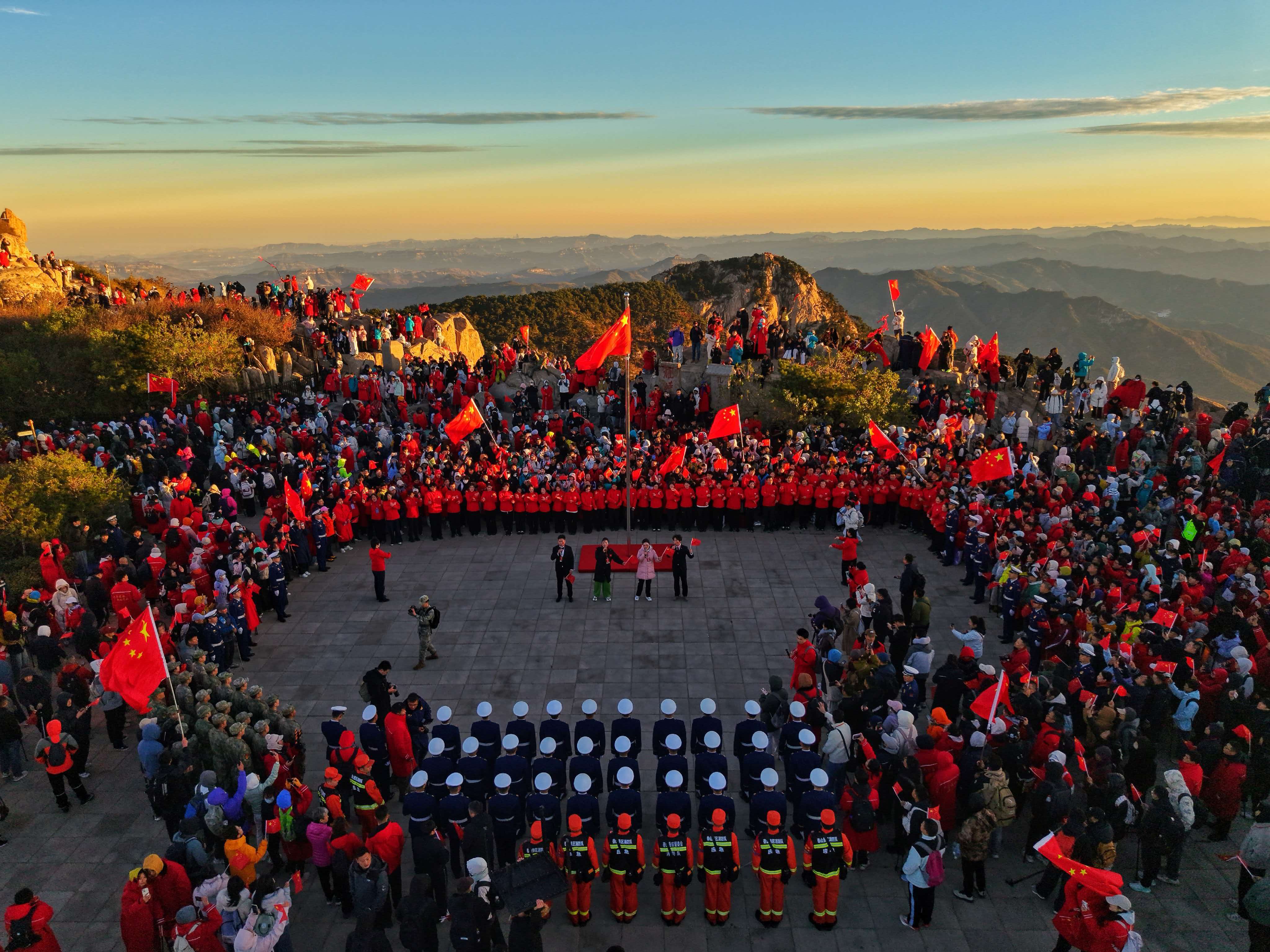 泰山之巔升國旗 萬人齊祝國泰民安