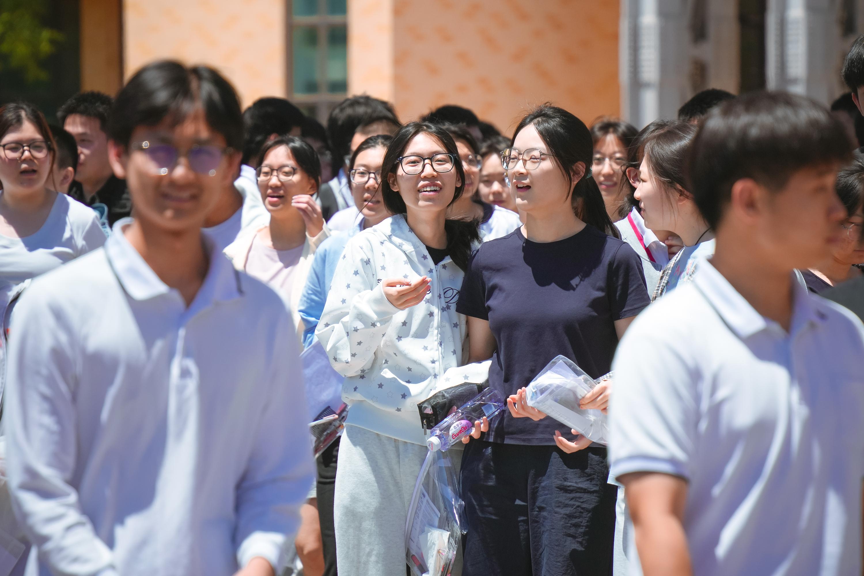 山东济南:2026年高考启幕,考点秩序井然暖意浓