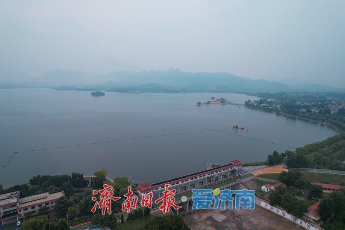 山東濟南:湖上水汽氤氳 朦朧宛如水墨畫