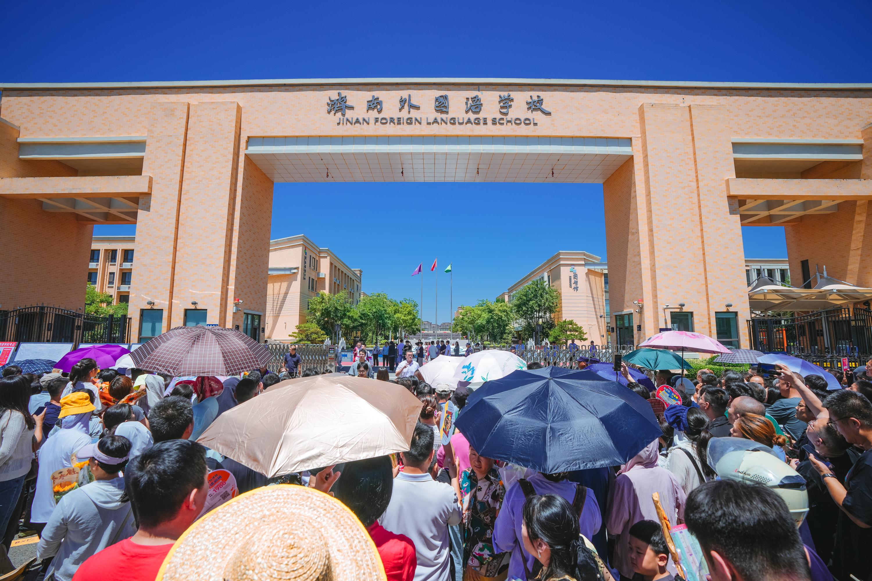 山东济南:2026年高考启幕,考点秩序井然暖意浓