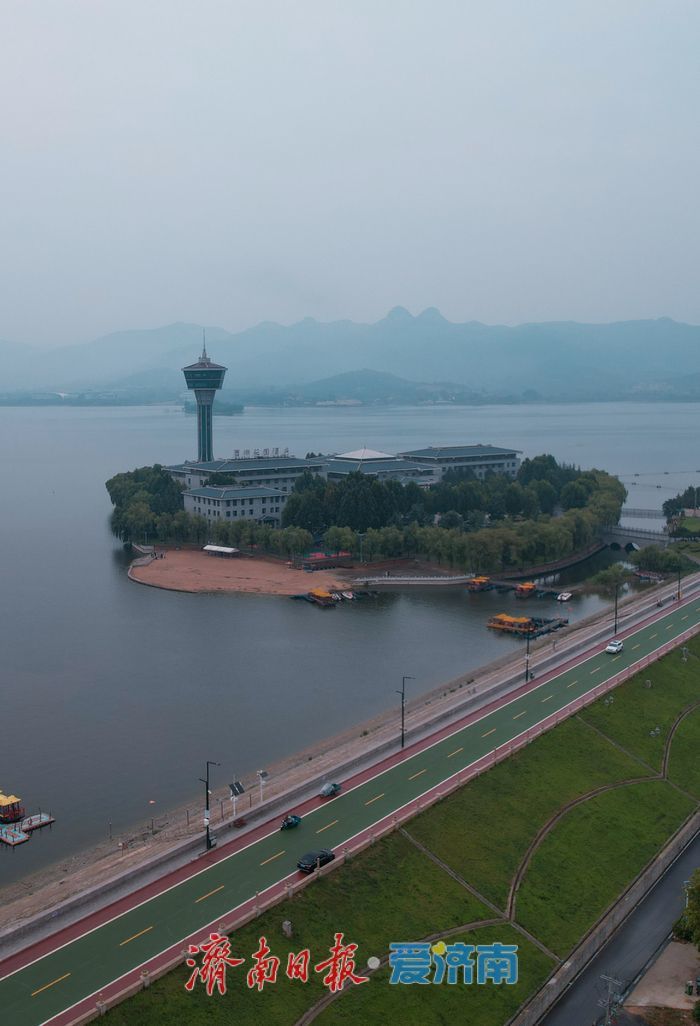 山東濟南:湖上水汽氤氳 朦朧宛如水墨畫