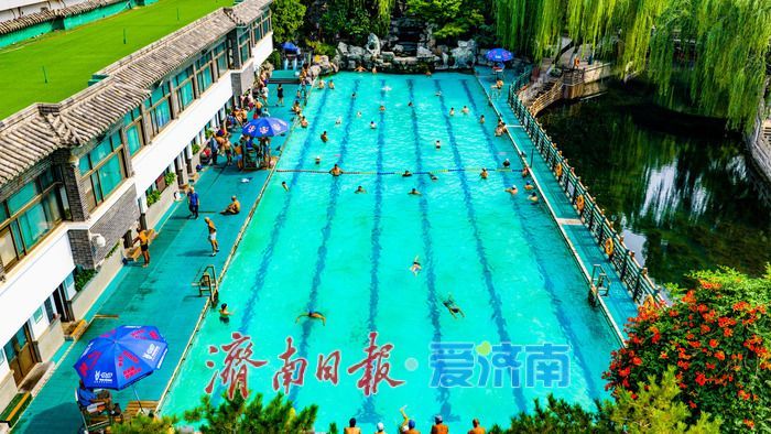 济南泉水浴场迎夏日客流高峰 泉城惠民地标彰显独特价值