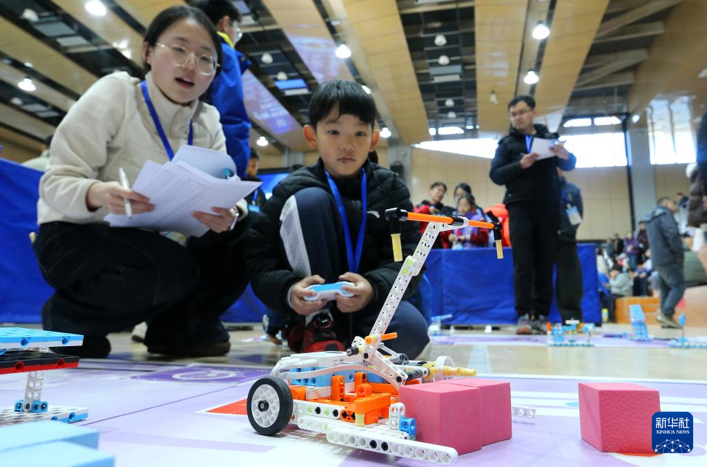 山东青岛:机器人竞赛中感受科技魅力