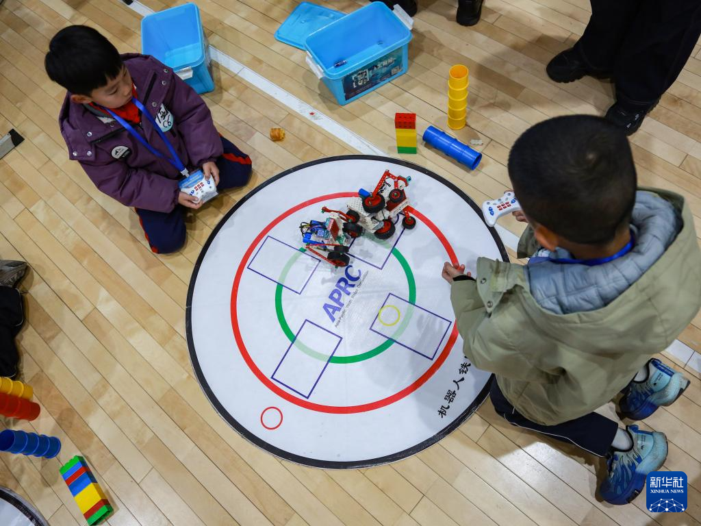 山东青岛:机器人竞赛中感受科技魅力