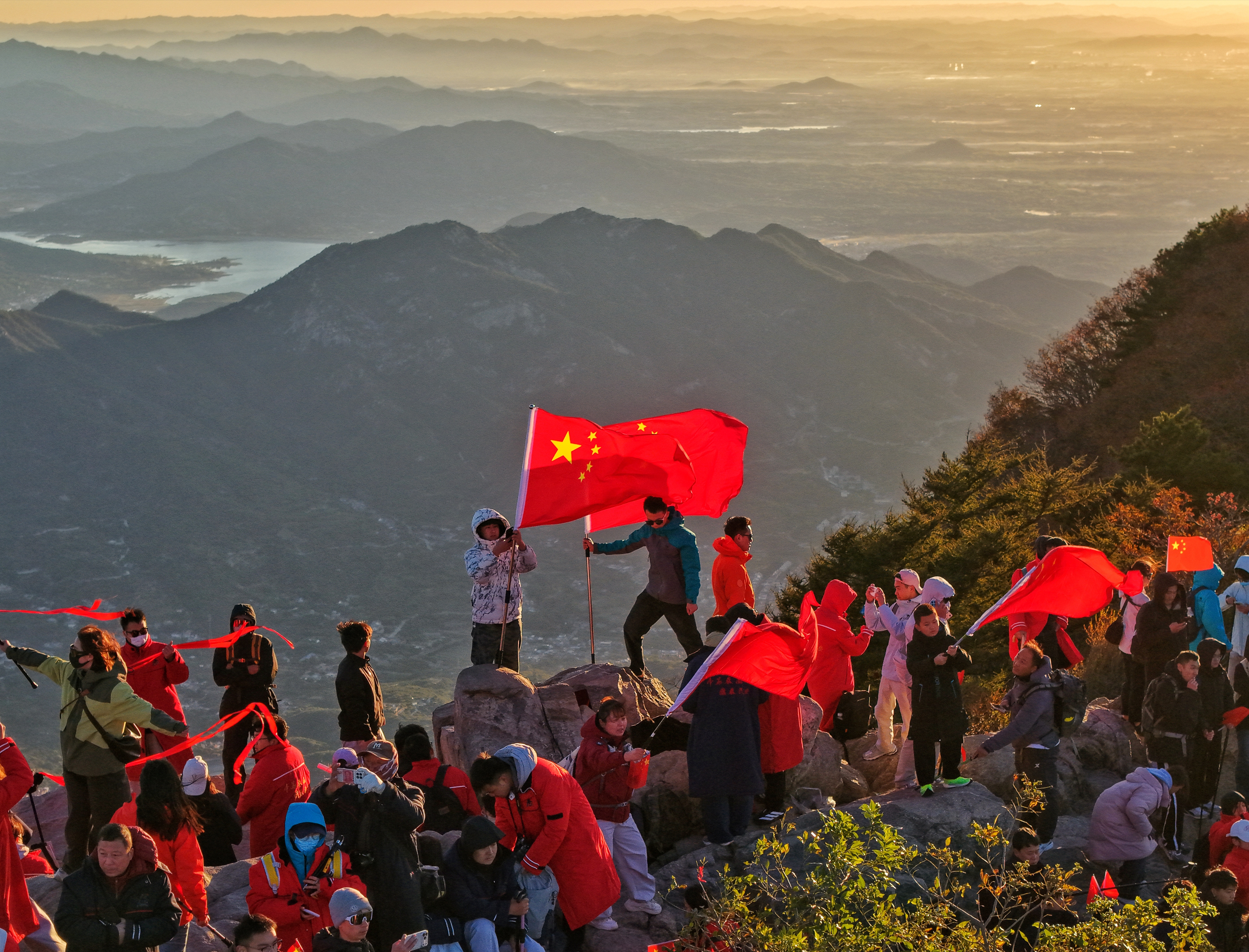 泰山之巔升國旗 萬人齊祝國泰民安