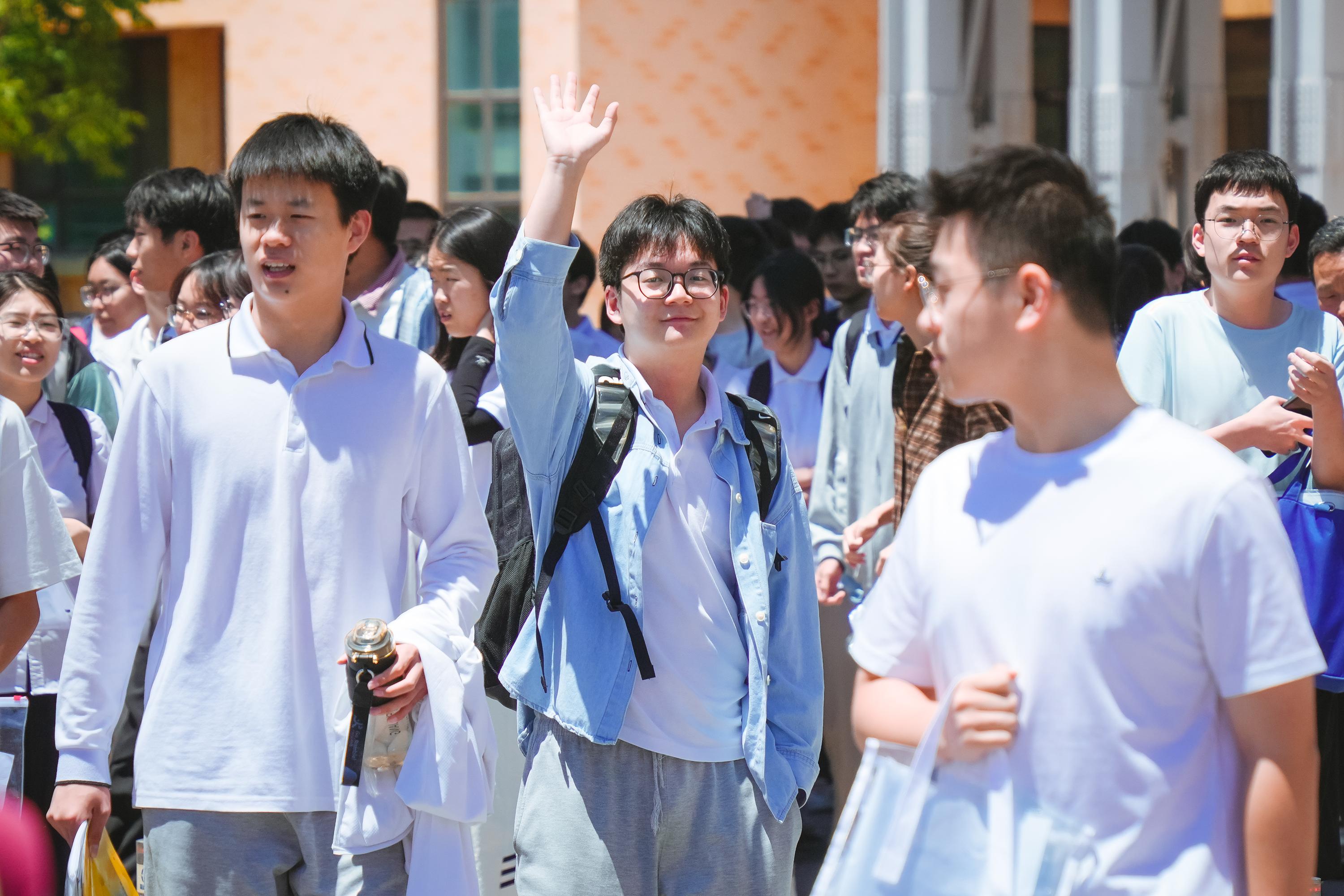 山东济南:2026年高考启幕,考点秩序井然暖意浓