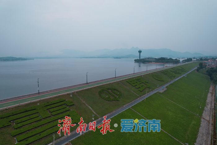 山東濟南:湖上水汽氤氳 朦朧宛如水墨畫