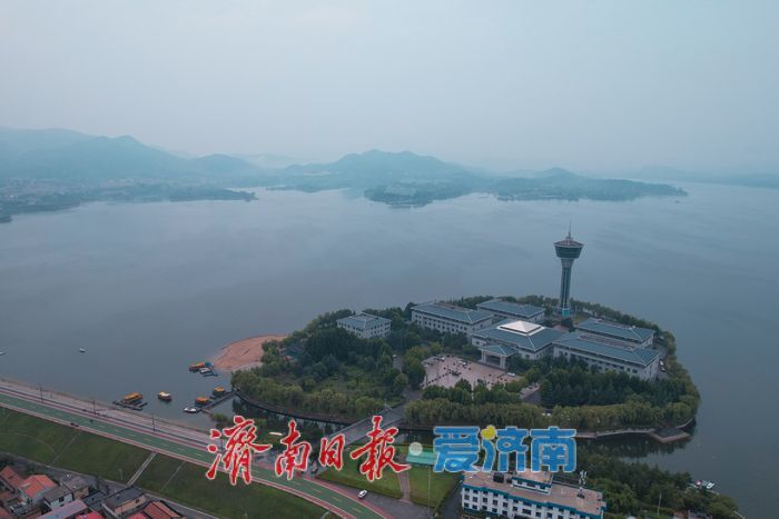 山東濟南:湖上水汽氤氳 朦朧宛如水墨畫