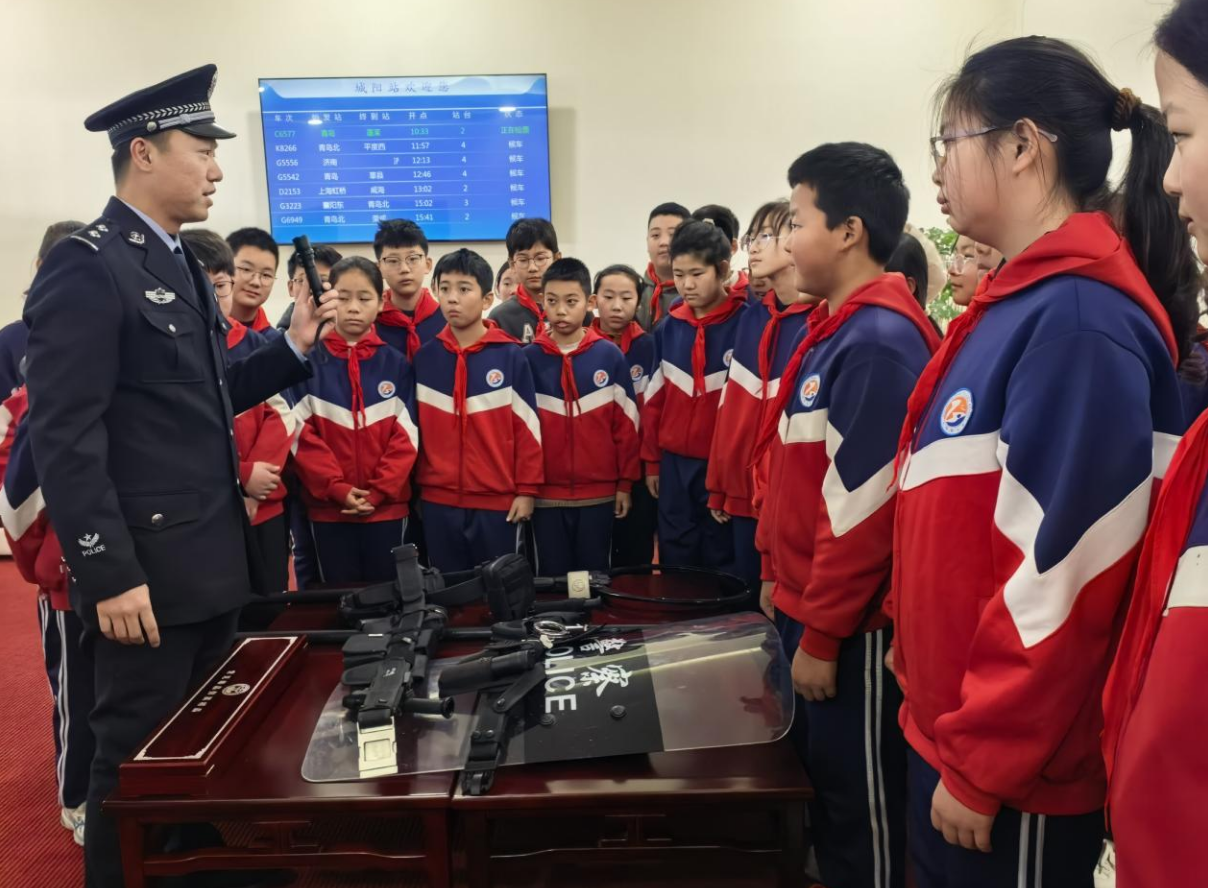 青岛小学生走进城阳站参加铁路安全教育活动