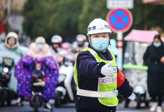 “交警爷爷”陈孟军16年如一日 用铁臂膀护卫学生安全