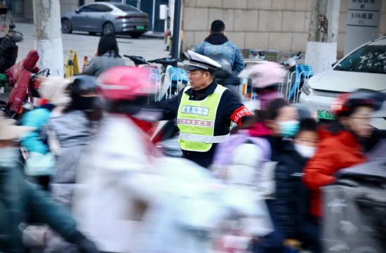 “交警爷爷”陈孟军16年如一日 用铁臂膀护卫学生安全