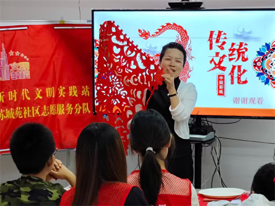 非遗剪纸润童心 多方共建伴成长 南京苏城苑社区爱心暑托班结营