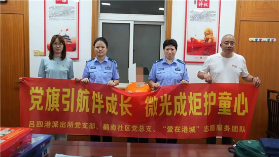 南通啟東呂四港派出所“輔警媽媽團”:六年接力,送“小黑”走進小學校門