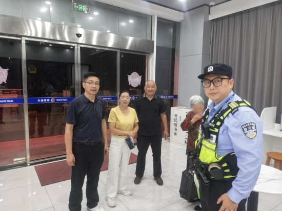 八旬老人高架迷途 南通交警的这波救助太暖了