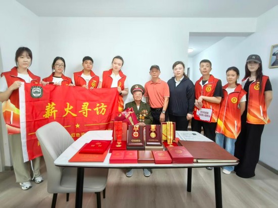 聆听老兵讲述英雄故事 南师大学子“薪火寻访”受震撼