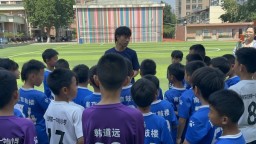 一场始于“告白”的相遇 “苏超”球员为小粉丝过“六一”