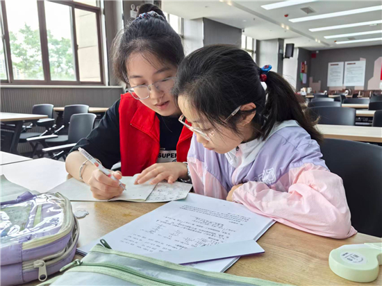 南通大学外国语学院“小蜜蜂”实践团:以双语志愿服务架起城乡儿童成长桥梁