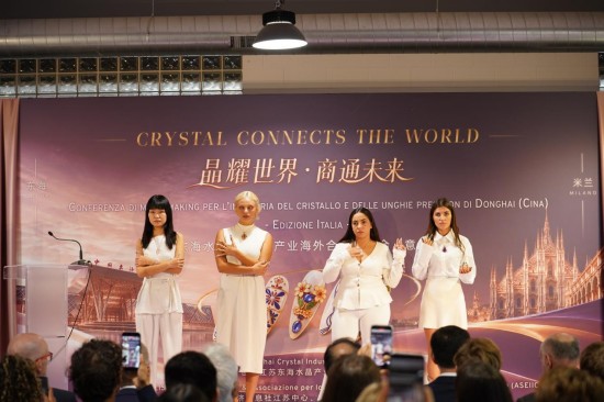 中国东海携水晶、手工穿戴甲特色产业亮相米兰