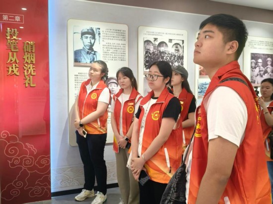 聆听老兵讲述英雄故事 南师大学子“薪火寻访”受震撼