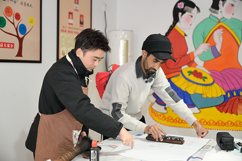 被绵竹年画村美到 国际主播网红做年画 直呼“文化魅力拉满”