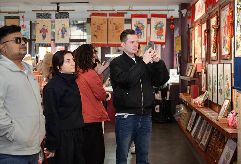 被绵竹年画村美到 国际主播网红做年画 直呼“文化魅力拉满”