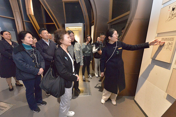 张大千后人回到内江 开启寻根之旅