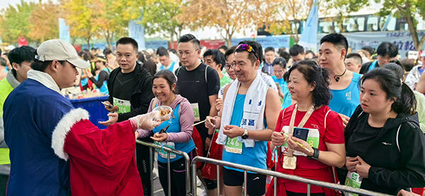 Der Marathonlauf durch ganz Sichuan (Dongpo Station) beginnt